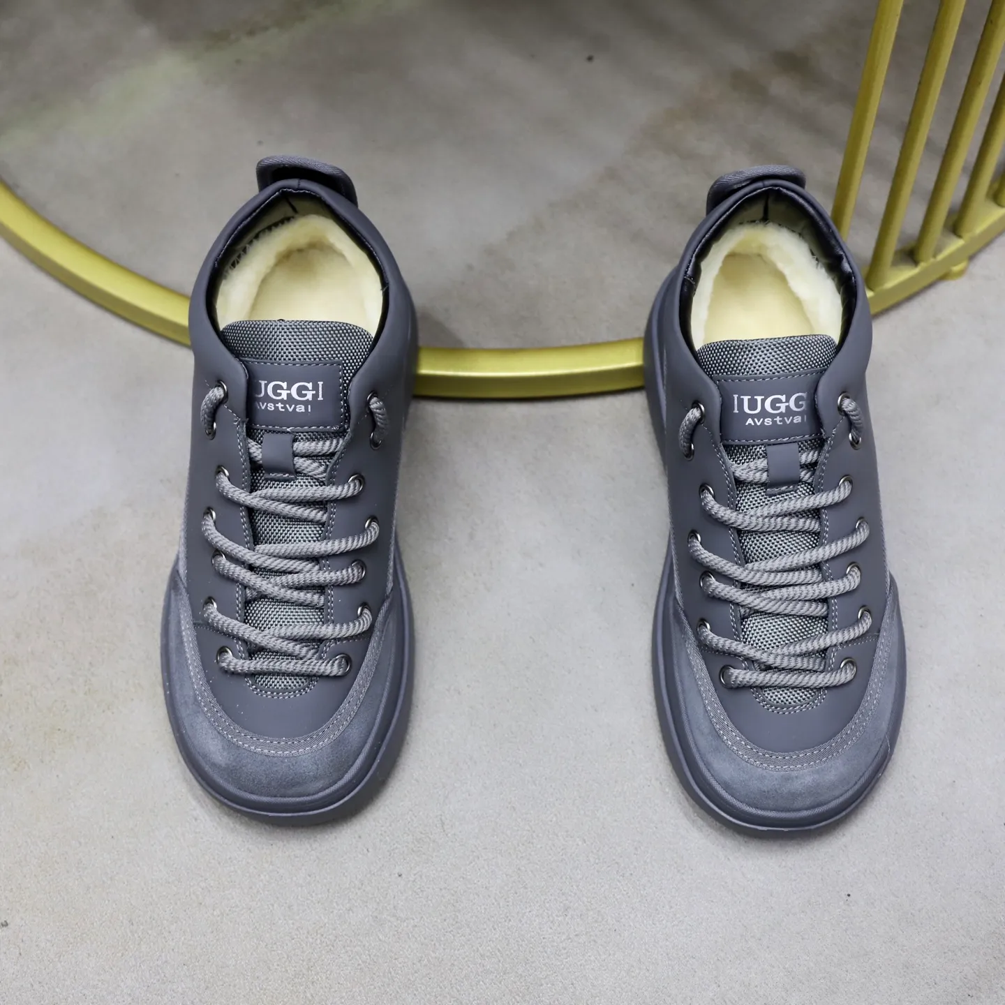 Ex-factory price: 660💰Thick wool imported from Australia Brand: UGG genuine purchase Size: 39-44 Grade: Official website 1:1 Material: First layer of genuine leather waterproof and antifreeze upper Real wool lining Original non-slip soft wear-resistant outsole Style category: Men's casual shoes Trendy style Comfortable on the feet Color: Official website color synchronization